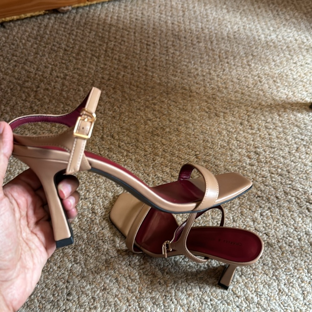Tan heels - Picture 4 of 5